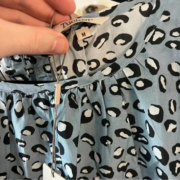 413 NWT Tucker Lola Top Size Medium Color Blue White - Picture 2 of 7